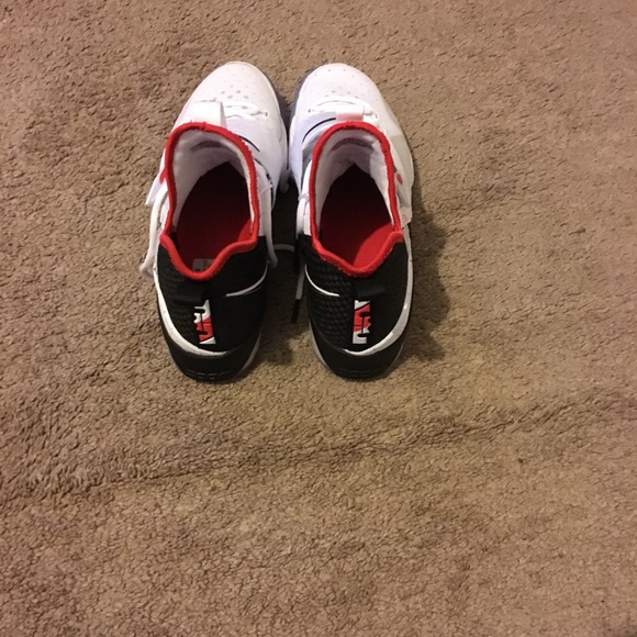 Lebron 14s size 11 - Picture 2 of 3